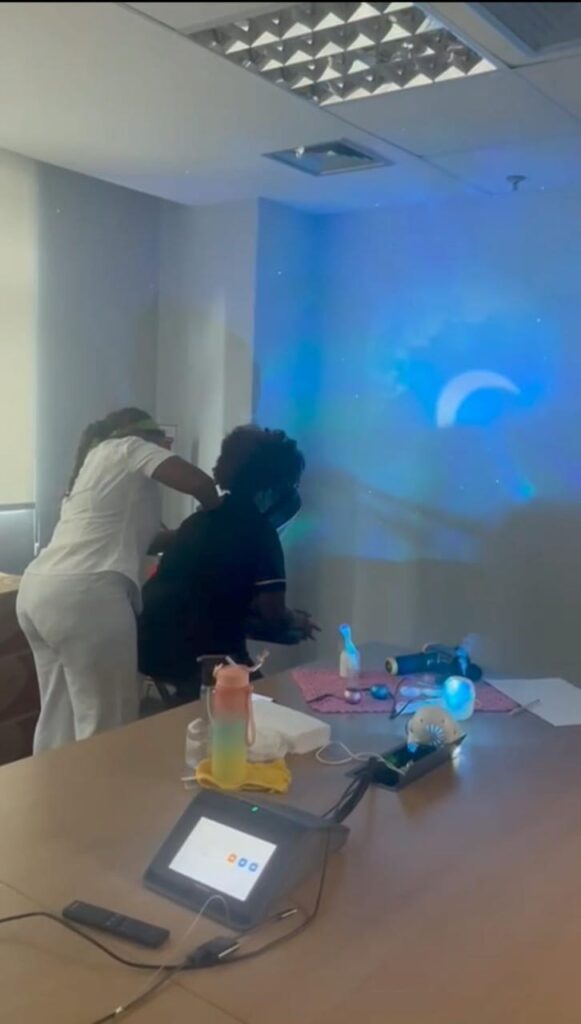 POSHER + @wbdforbrandsbr : bem-estar nos bastidores! A Warner Bros Discovery conta com a POSHER para transformar a jornada de trabalho dos seus colaboradores com serviços de quick massage. Porque grandes empresas sabem: colaboradores bem-cuidados fazem toda a diferença! POSHER, The Employee Experience Company