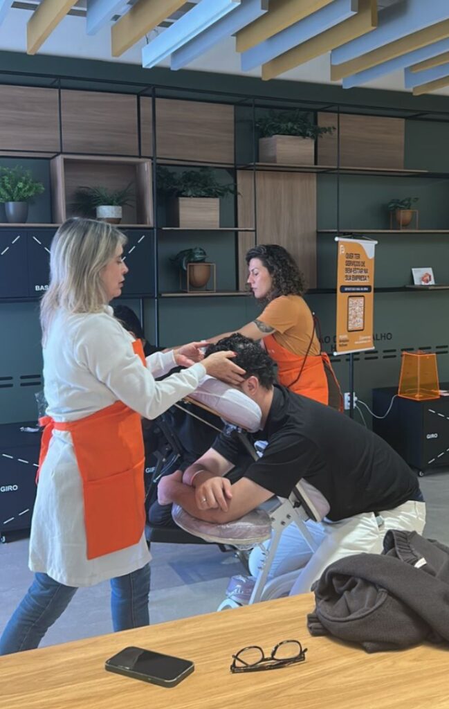 Mais um ano! A POSHER, líder em bem-estar in company, marcou presença no Cubo Conecta 2025! O evento celebra uma década de Cubo Itaú, dedicado a impulsionar o empreendedorismo tecnológico no Brasil e na América Latina. Uma história feita de conexões que transformam a sociedade e apontam para o futuro da inovação. Durante essa experiência imersiva, estivemos lá oferecendo quick massage aos participantes. Um momento especial de pausa para aliviar tensões e recarregar as energias. POSHER, Workplace Wellness.