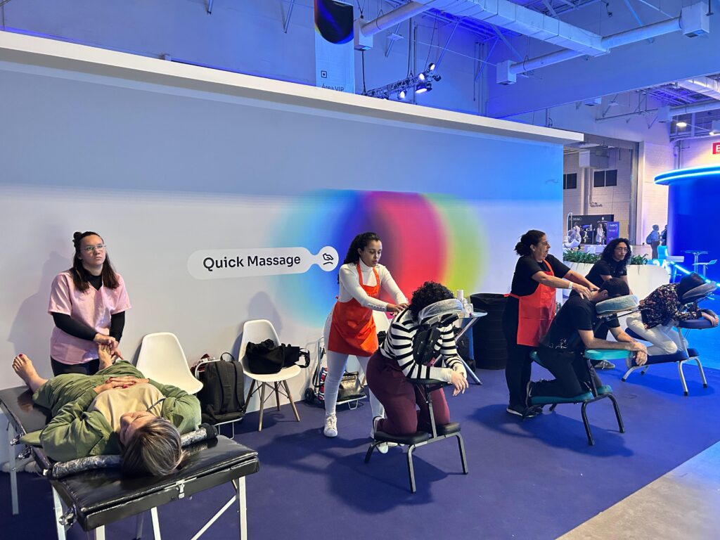 a POSHER ofereceu sessões de Quick Massage que proporcionaram pausas de relaxamento, energia e leveza em meio à intensa programação.