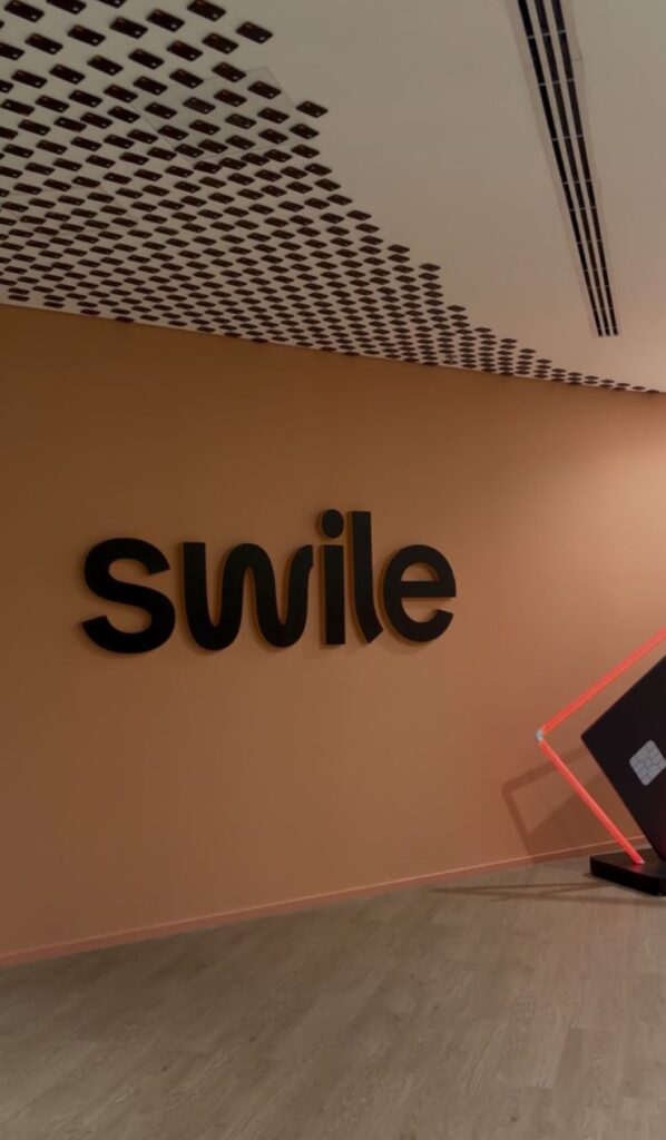 Que tal fechar o ano entrando no clima das festas com muito movimento? Na Swile foi assim: fim de ano com uma aula de Fitdance Natalina cheia de energia, organizada pela POSHER, levando uma experiência leve e divertida dentro do escritório. Você pensa no bem-estar da sua equipe. A POSHER cuida do resto. POSHER, Workplace Wellness.