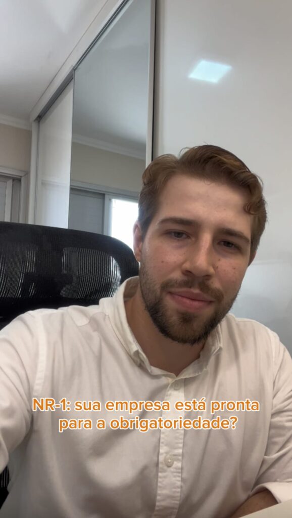 Neste vídeo, nosso parceiro Daniel, psicólogo especializado em saúde mental e desenvolvimento humano, pós-graduado em Terapia Cognitivo-Comportamental e aplicador da NR-1, compartilha pontos essenciais sobre a nova norma e esclarece as dúvidas mais frequentes sobre a lei.